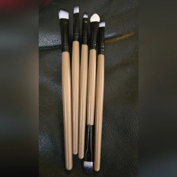 HOST PICK!🎉🎊Clinique Bronzer Milk Trifle Kat Von D Epic Kiss & brush Set LOT - Picture 11 of 13